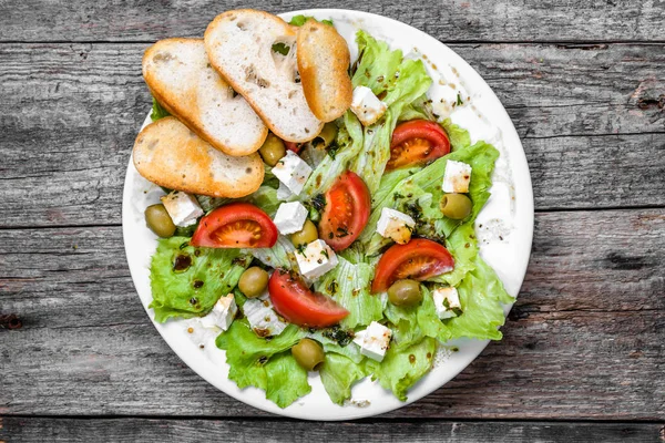 Schotel van salade, Grieks eten, mediterrane dieet met groenten en feta, bovenaanzicht — Stockfoto