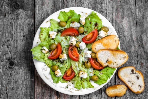 Ensalada vegetariana, ensaladas griegas vegetales, vista superior sobre mesa rústica —  Fotos de Stock