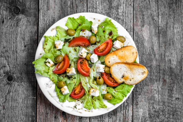 Schotel van salade, Grieks eten, mediterrane dieet met groenten en feta, bovenaanzicht — Stockfoto