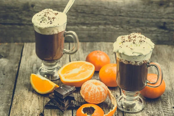 Boisson au chocolat chaud sur la table de Noël — Photo