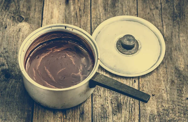 Gorący napój czekoladowy, topi się w garnku, gotowanie w domu słodki deser — Zdjęcie stockowe