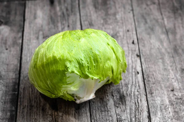 Айсберг салат, зеленый овощ на деревянном деревенском фоне — стоковое фото