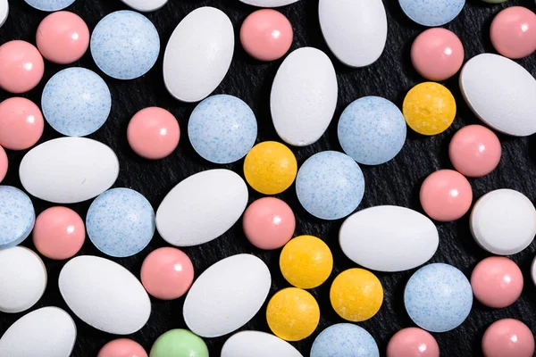各种药物。药片, 药片在黑色背景。药品和药物, 最高视图 — 图库照片