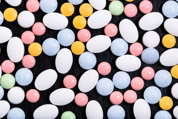 Verschiedene Medikamente. Tabletten, Pillen auf schwarzem Hintergrund. Arzneimittel und Medikamente. — Stockfoto