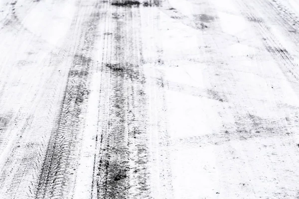 Winterliche Straßenbeschaffenheit, Reifenspuren im Schnee — Stockfoto