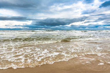 Fırtınalı denizde, dramatik gökyüzü ve ufukta bulut, yatay
