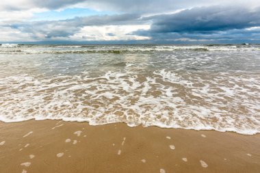 Fırtınalı denizde, dramatik gökyüzü ve ufukta bulut, yatay