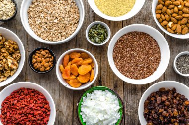 Gıda, superfoods, tahıl, meyve, meyveler, fındık, tohum, malzemeler sağlıklı kahvaltı seçimi ile tablo