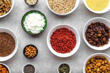 Gıda, superfoods, meyve, goji yelpazesi içeren tablo, fındık, çilek tohumlar, tahıl, sağlıklı kahvaltı malzemeler