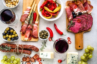 İspanyolca tapas, İspanya, şarap ve meze masada, geleneksel gıda görünümü top