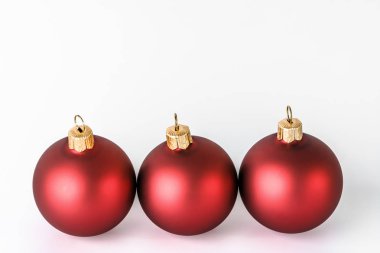 Beyaz arka plan üzerinde izole Noel süsler. Kartı, kırmızı parlak baubles yansımaları ile dekorasyon.