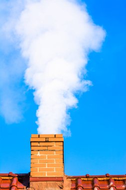 Modern ev çatı baca dumanı, hava kirliliği ve smog kışın, ekolojik sorunları ile