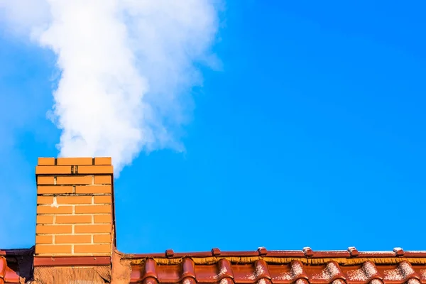 Telhado moderno casa com fumaça de chaminé, poluição do ar e smog no inverno, questões ecológicas — Fotografia de Stock