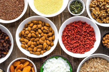 Gıda, superfoods, meyve, meyveler, fındık, tohum, malzemeler sağlıklı kahvaltı seçimi ile tablo