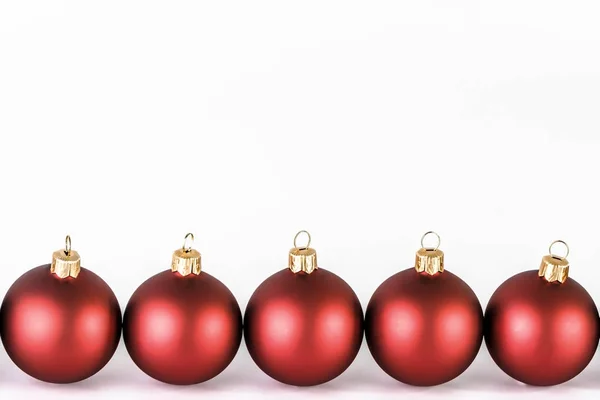 Κόκκινο στολίδι, Χριστουγεννιάτικα στολίδια που απομονώνονται σε λευκό φόντο. — Φωτογραφία Αρχείου