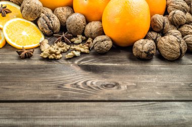 Geleneksel Noel baharat ve meyve yıldız anason, portakal ve fındık rustik ahşap zemin üzerine