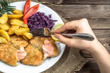 Geleneksel yemek, kızarmış somon, patates ve sebze.