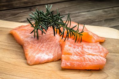 Çiğ somon fileto, seçici odak.