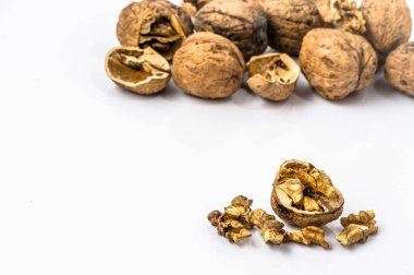 Beyaz arka planda izole edilmiş cevizler