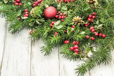 Ahşap arka plan üzerinde süs Noel ağacı dalı