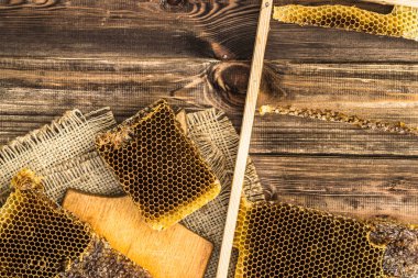 Jüt tutuyordu, üstten görünüm ile peteğin rustik ahşap zemin üzerine bal ile kaplı.