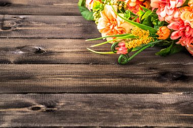 Kadın gün arka plan ya da anneler günü kartı için buket çiçek ile ahşap masa