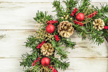 Tatil dekorasyon. Ahşap arka plan üzerinde Noel çelenk.