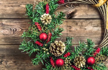 Tatil dekorasyon. Ahşap arka plan üzerinde Noel çelenk.