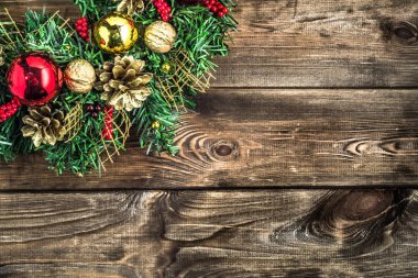 Tatil dekorasyon. Ahşap arka plan üzerinde Noel çelenk.