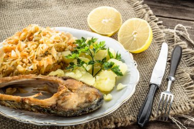 Kızarmış Balık salatası ve patates, kavram pişirme tabakta geleneksel akşam yemeği ile