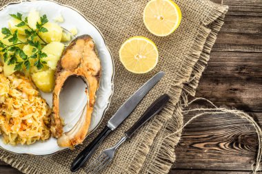 Kızarmış Balık salatası ve patates, kavram pişirme tabakta geleneksel akşam yemeği ile