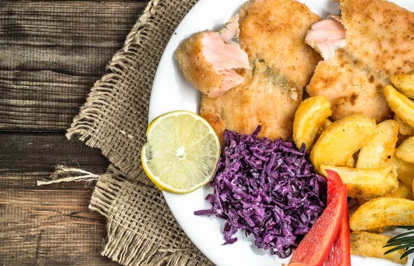 Жареный лосось, картофель и овощи — стоковое фото