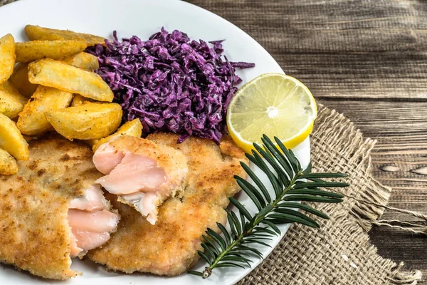 Tradiční večeře, smažený losos, brambory a zelenina. — Stock fotografie