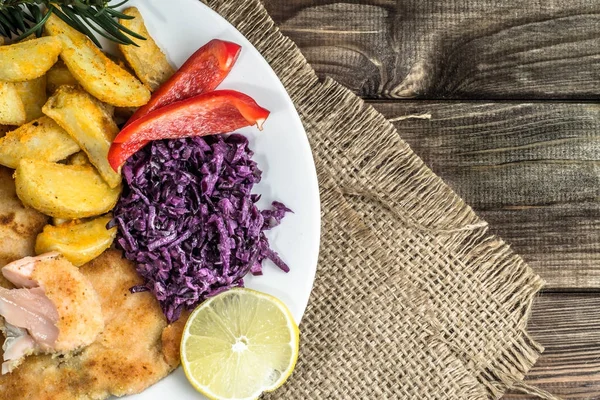 Жареный лосось, картофель и овощи — стоковое фото