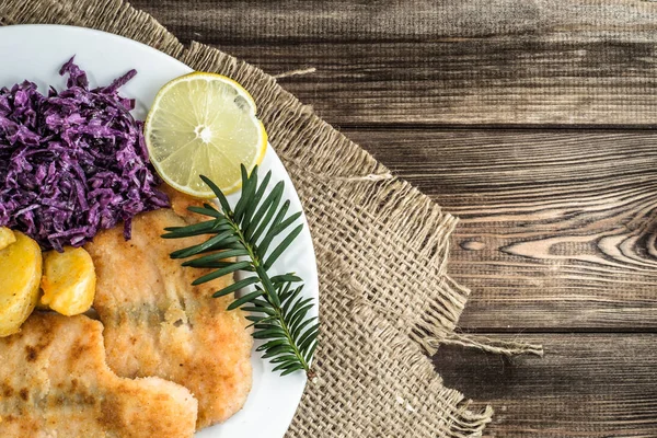 Traditionell middag, stekt lax, potatis och grönsaker. — Stockfoto