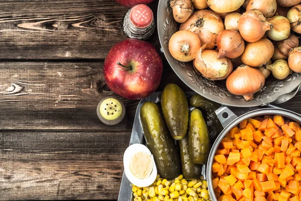 Ingredientes para ensalada de verduras, concepto de cocina navideña — Foto de Stock