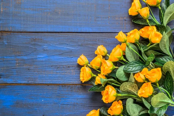Μπουκέτο τριαντάφυλλα για γυναικών μέρα φόντο ή δώρο ημέρας της μητέρας, λουλούδια στο ξύλινο τραπέζι, γενικά — Φωτογραφία Αρχείου