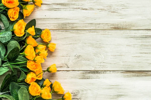 Buquê de rosas para fundo do dia das mulheres ou cartão de dia da mãe, flores na mesa de madeira, sobrecarga — Fotografia de Stock