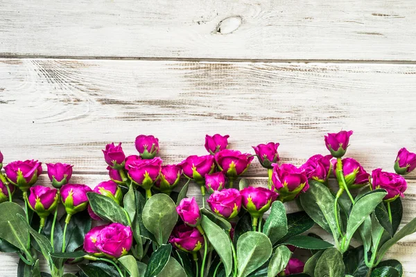 Bouquet de fleurs de roses pour le fond de la fête des femmes ou cadeau de la fête des mères sur des planches en bois — Photo