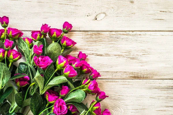 Bouquet de roses pour la fête des femmes fond ou carte de la fête des mères, fleurs sur table en bois, frais généraux — Photo