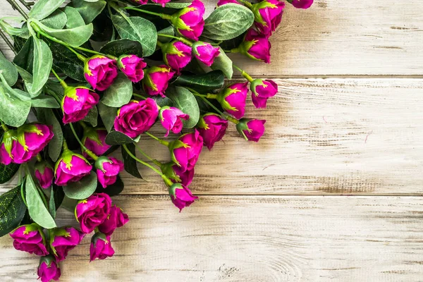 Bouquet de roses pour la fête des femmes fond ou cadeau de la fête des mères, fleurs sur table en bois, frais généraux — Photo