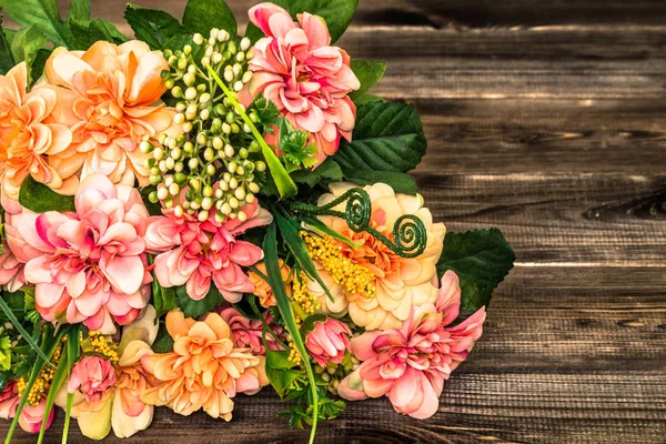 Дерев'яний стіл з букетом квітів для жіночого денного фону або листівки на день матері — стокове фото