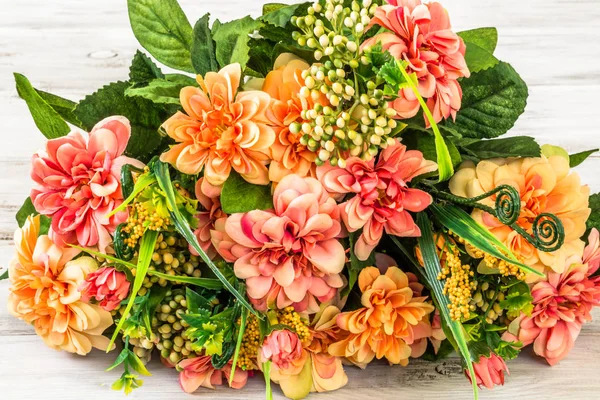 Bouquet di fiori per lo sfondo della giornata della donna o regalo della festa della mamma su tavole di legno — Foto Stock