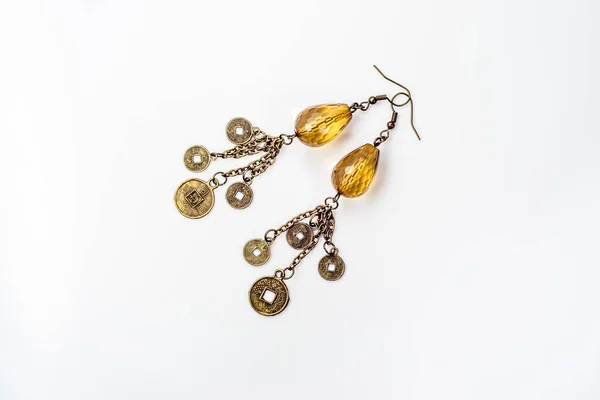 Brincos artesanais jóias feitas com ouro antigo e âmbar isolado no fundo branco — Fotografia de Stock