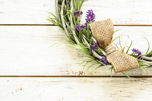 Örgülü hasır çelenk lavanta çiçekleri vintage tahta arka plan ile. Provence stili.