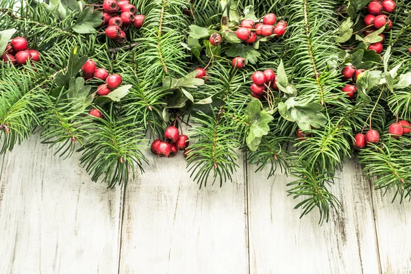 Weihnachten Hintergrund mit grünen Tannenzweig und Dekoration auf Holztisch — Stockfoto