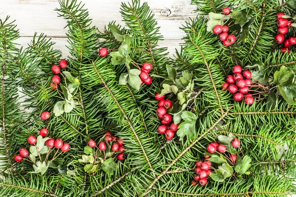 Hintergrund mit Weihnachtsdekoration, Tannenzweig und Ornamenten auf Holztisch — Stockfoto