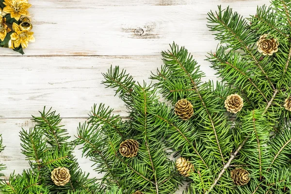 Fondo de Navidad con rama de abeto verde y decoración en mesa de madera — Foto de Stock