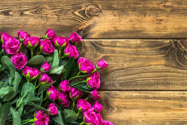 여자의 하루 배경 또는 어머니의 날 선물, 장미 나무 테이블, 오버 헤드에 꽃의 꽃다발 — 스톡 사진