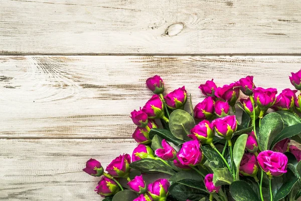 Bouquet di rose per lo sfondo della giornata della donna o regalo per la festa della mamma, fiori su tavolo in legno, spese generali — Foto Stock